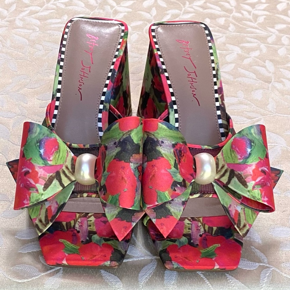 π Betsey Johnson Heeled Sandals Womens size 11 Floral Big Bow Slip On Heels NEW - Picture 2 of 6